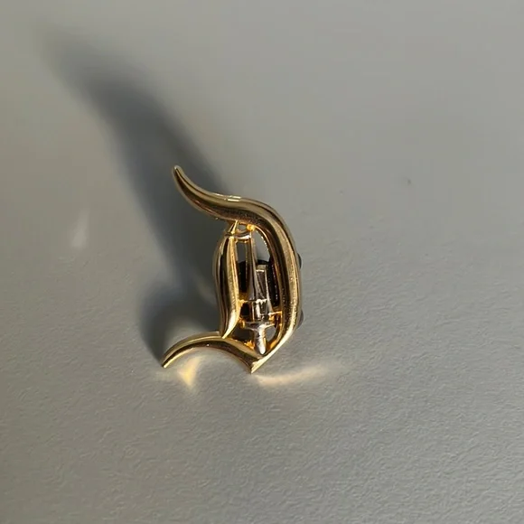 Disneyland ''D'' with Sleeping Beauty Castle Pin - Picture 2 of 3